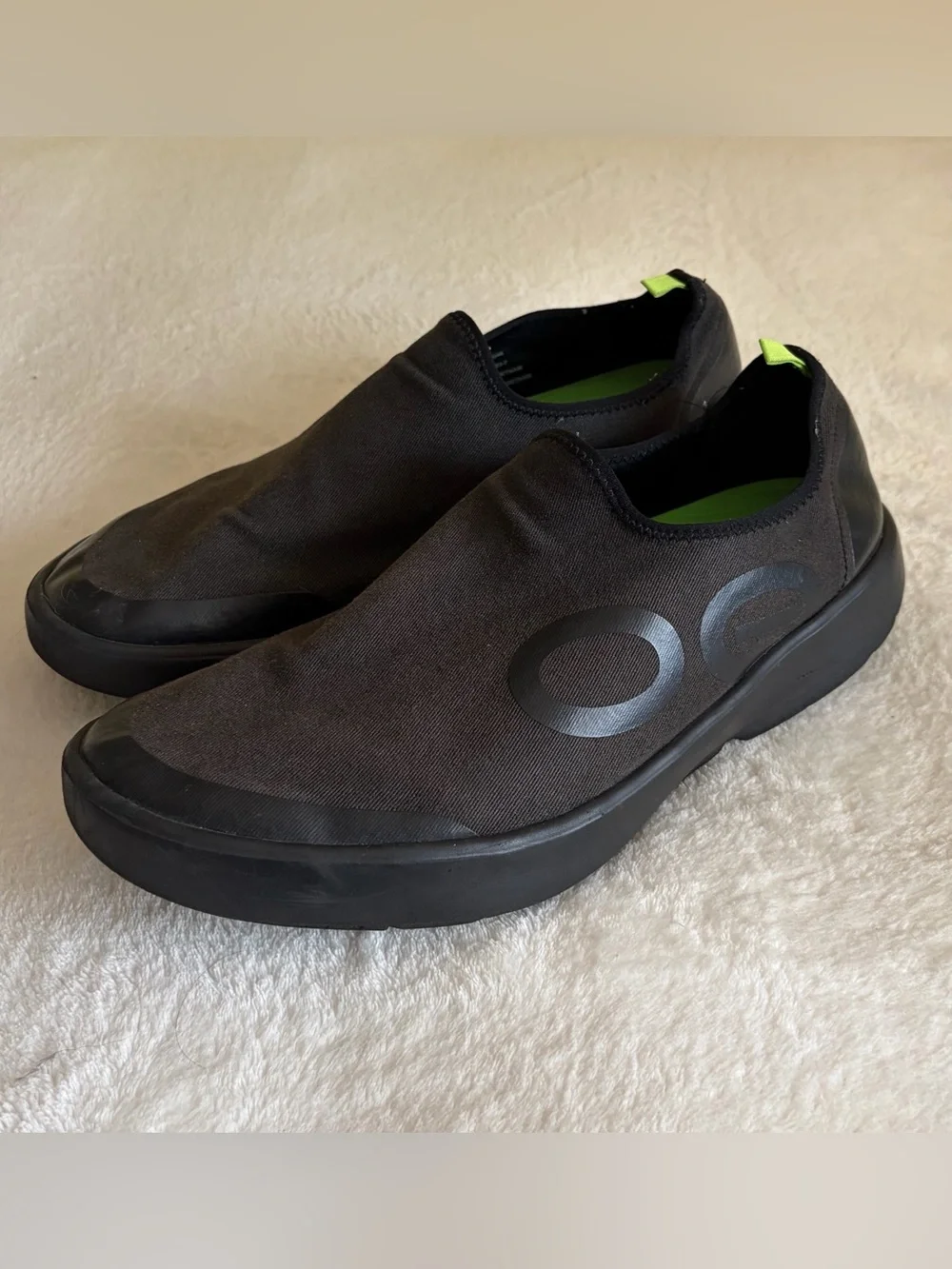 OOFOS Men's Black Slip-On Loafers with Green Insole